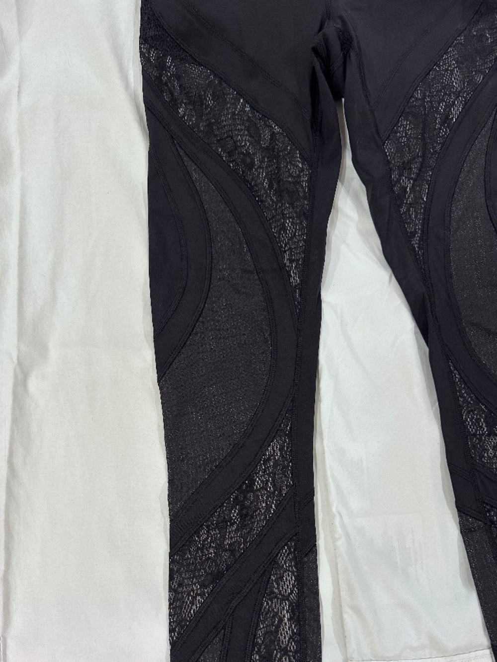 Lululemon Black Capri Lace Leggings Size 10 - Picture 2 of 4